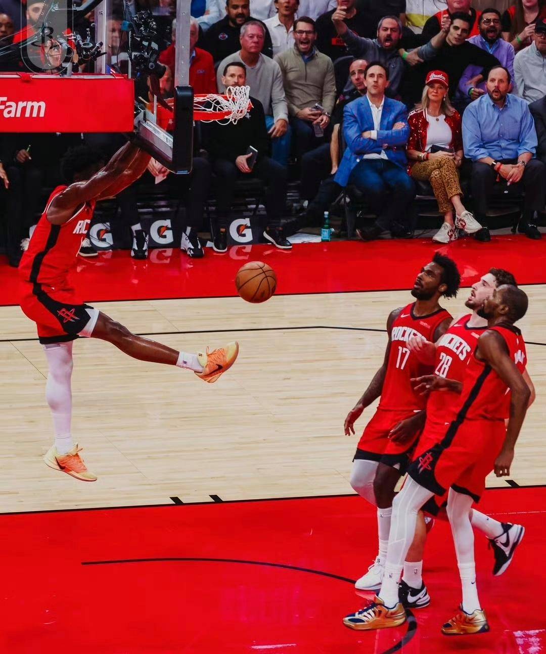 包含拜仁慕尼黑迎NBA季后赛关键赛，关键时刻主帅复盘，气氛紧张，训练强度明显提升的词条